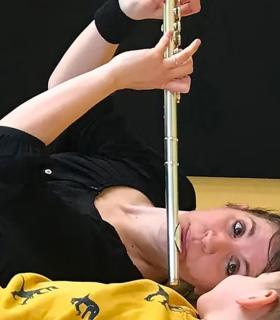 Une musicienne joue de la flûte traversière à un bébé