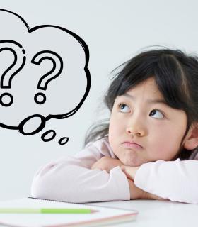 Photo d'une jeune fille qui réfléchit