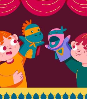 Image d'enfants jouant avec des marionnettes dans un petit théâtre
