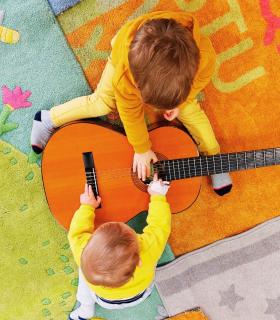 2 enfants jouent de la guitare 