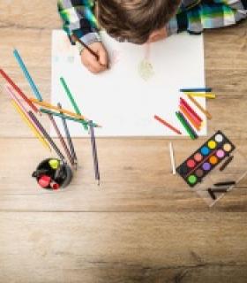 Enfant qui dessine